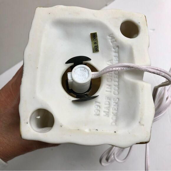 DICKENS COLLECTABLES TOWNE SERIES "EATON SQUARE" PORCELAIN HOUSE LIGHTED 1997 - Picture 9 of 11